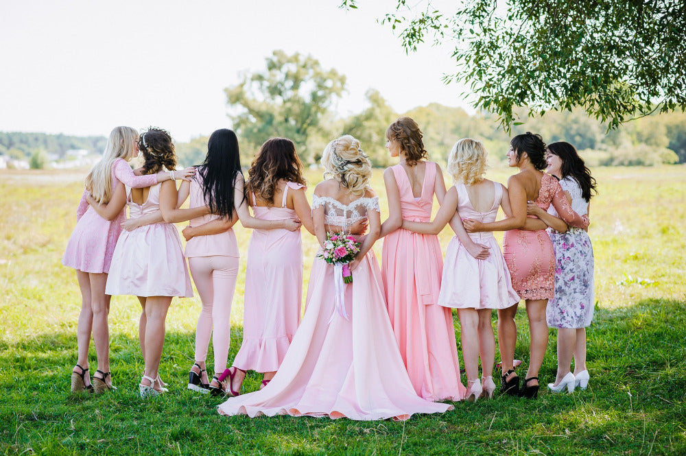 7 manikűr és koszorúslány ruha színkombináció az esküvői szezonra